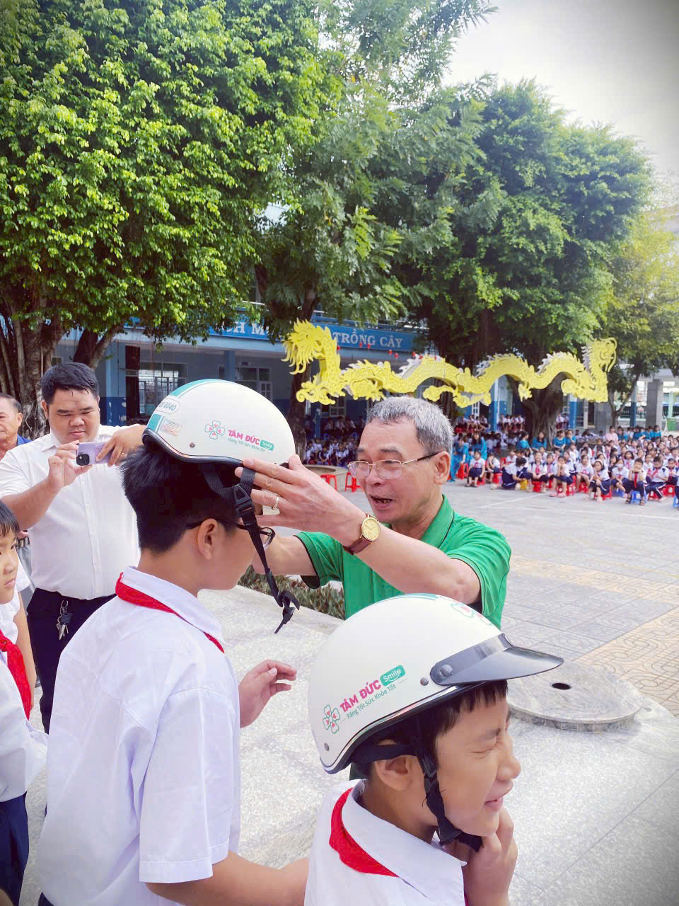 Trung tâm CEDC tặng quà học sinh vượt khó hiếu học Vũng Tàu